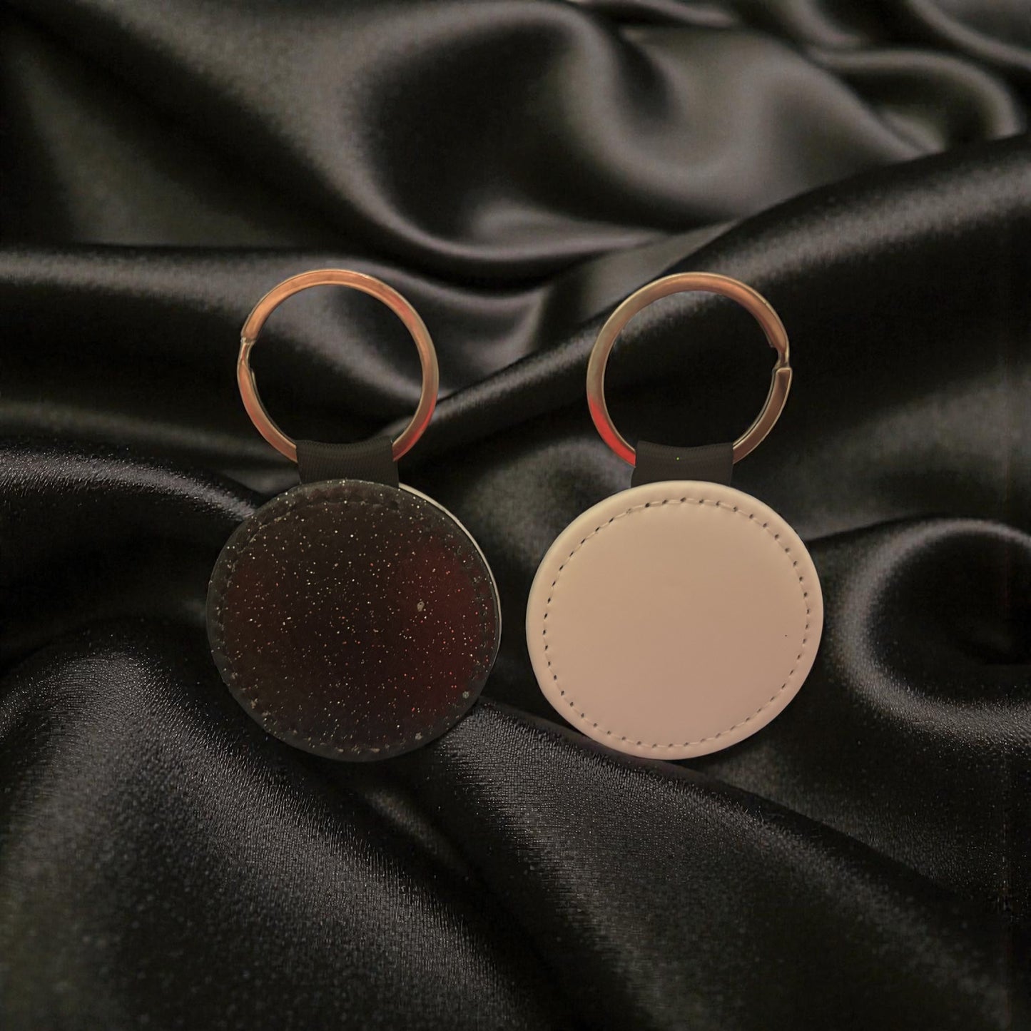 Porte clé rond noir à paillettes